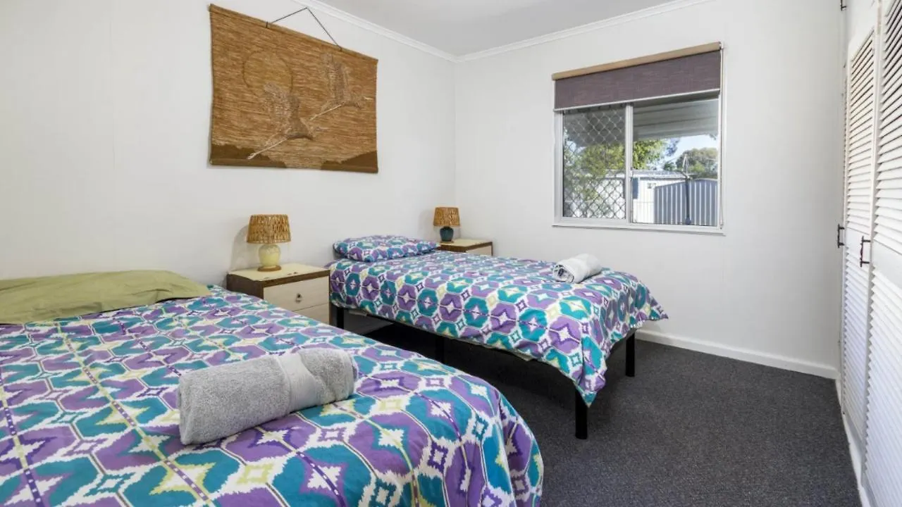 Lowset, Pet Friendly Cottage - Sunset Ave, Bongaree Bellara